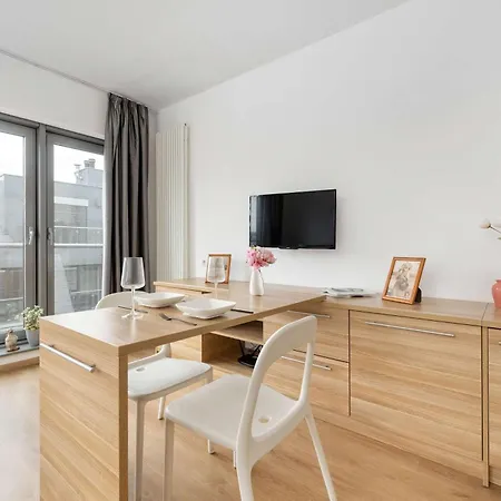 Air Conditioned In Center With Parking By Renters アパート