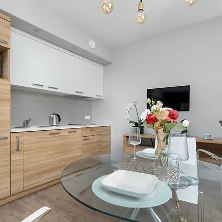 Air Conditioned In Center With Parking By Renters アパート