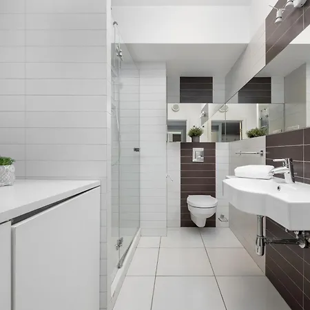 Air Conditioned In Center With Parking By Renters *