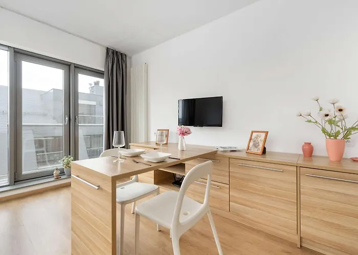 Air Conditioned In Center With Parking By Renters アパート