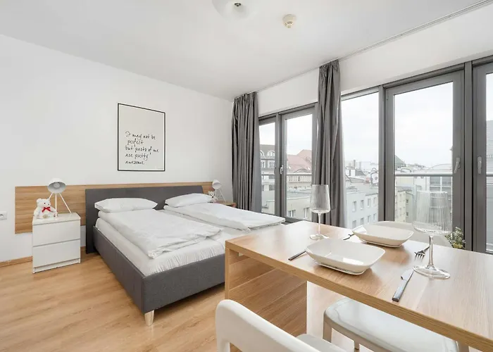 Air Conditioned In Center With Parking By Renters アパート