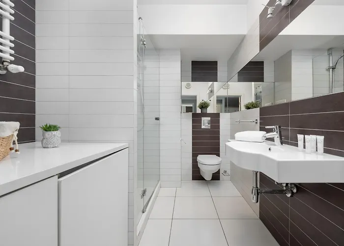 Air Conditioned In Center With Parking By Renters *